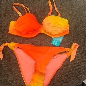 🌞H&M Orange Yellow Ombré Sunset Two-Piece
Bikini with Gold Accented Jewelry 36B